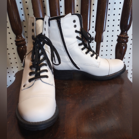 Taos Footwear Shoes - Täōs white/black boots size 7